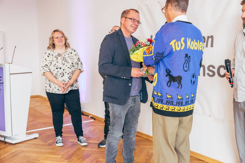 neuigkeiten/ein-vormittag-voller-stolz-zertifikatsuebergabe-bei-der-rmw-s107961